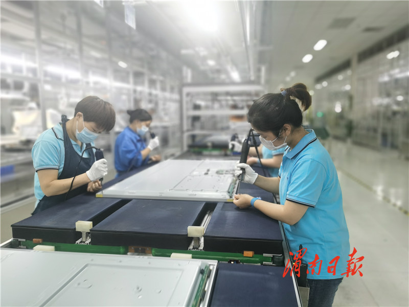 晒比看陕西日报全媒体行动走进咸阳咸阳冠捷显示科技有限公司